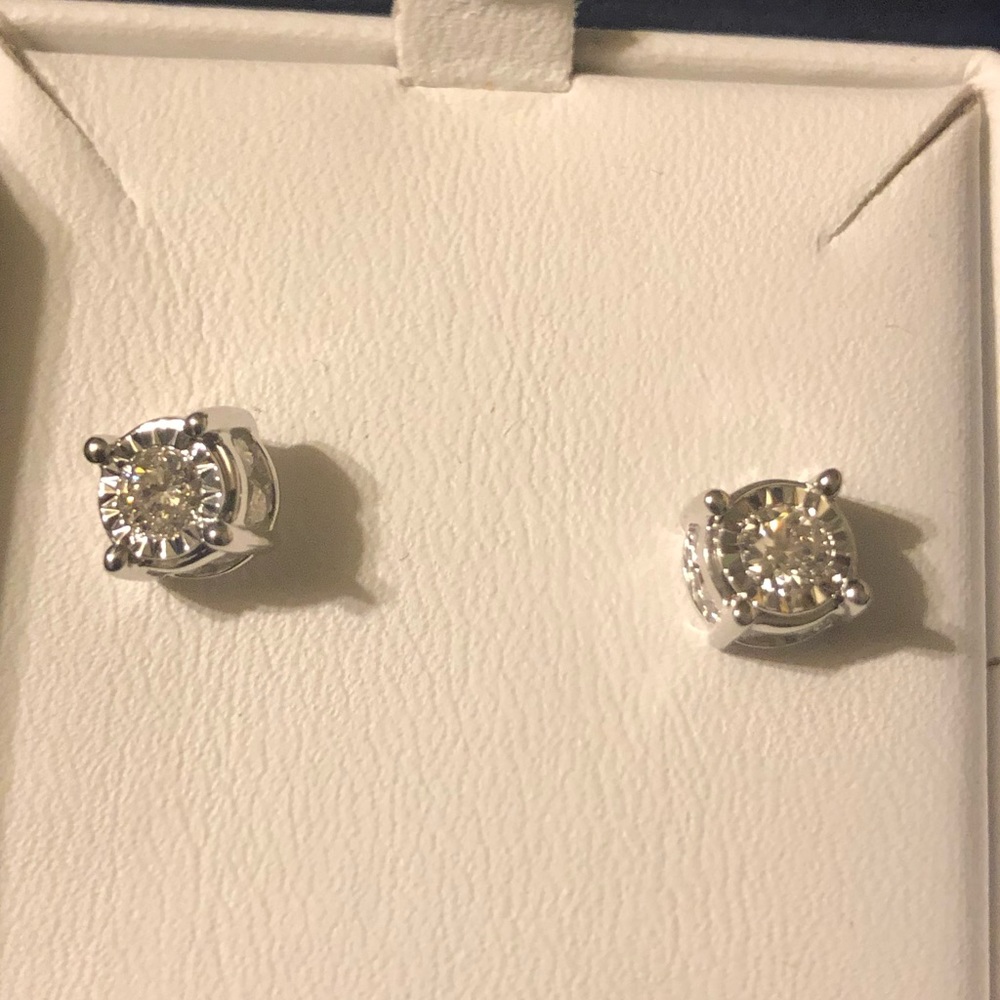 14kt real white gold 1CCTW DIAMOND EARRINGS NEW